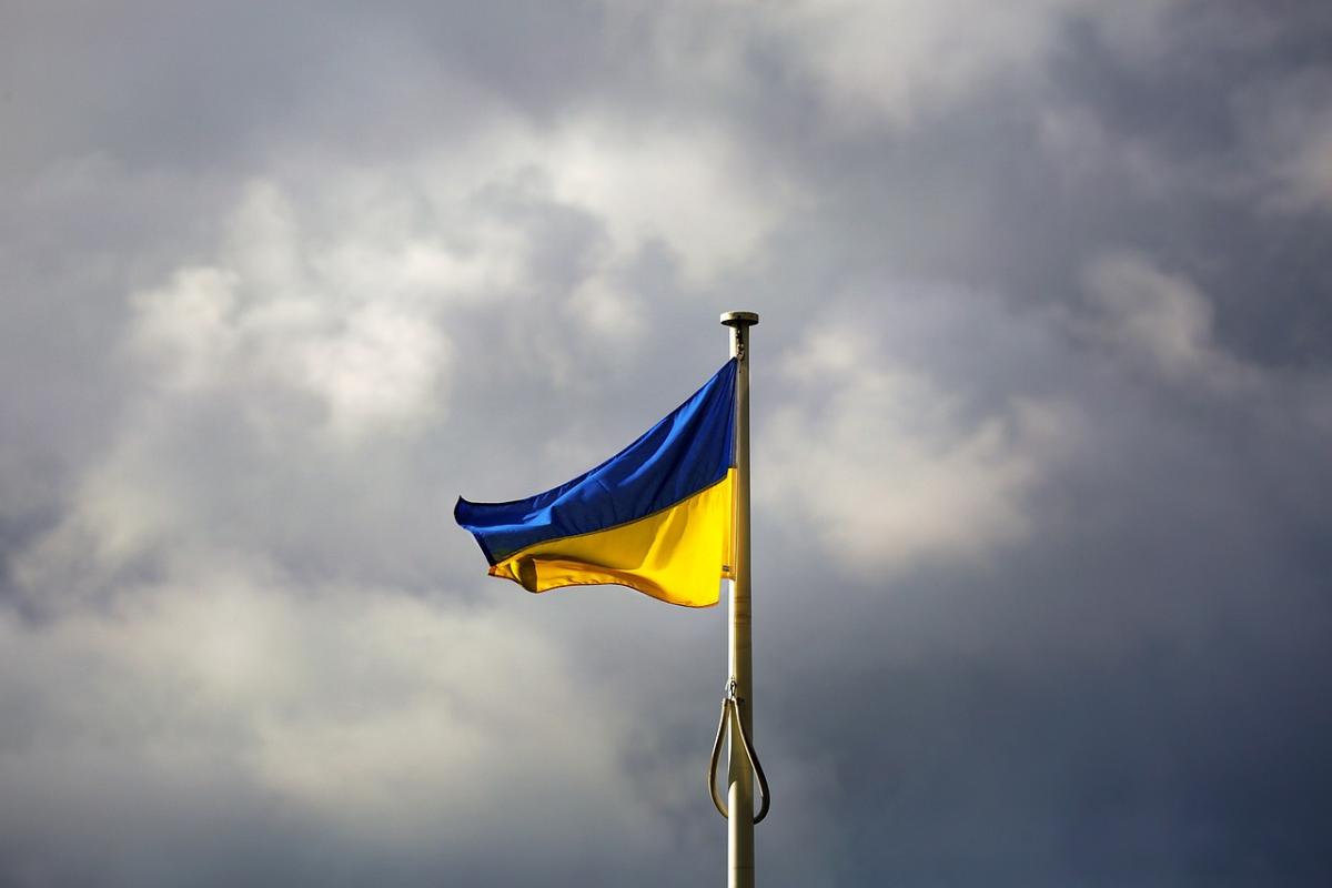 Ukrainsk flagg mot mörk himmel. Bild Pixabay.
