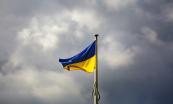 Ukrainsk flagga mot mörk himmel. Foto Pixabay.