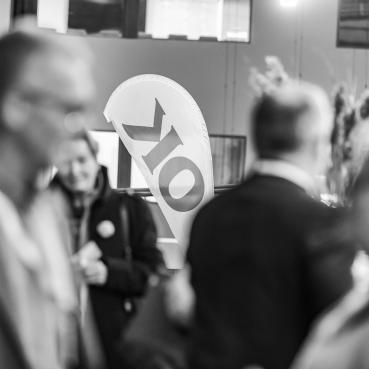 Förtroendevalda i OK ekonomisk föreningen samtalar framför en OK-beachflagga.