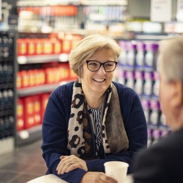 Förtroendevalda personer i OK ekonomisk föreningen samtalar över en kopp kaffe.