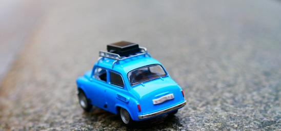 Blå leksaksbil