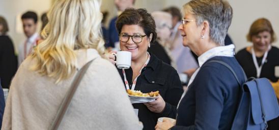 Förtroendevalda personer i OK ekonomisk föreningen samtalar över en kopp kaffe.