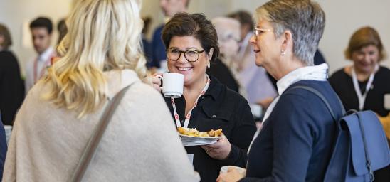 Förtroendevalda personer i OK ekonomisk föreningen samtalar över en kopp kaffe.